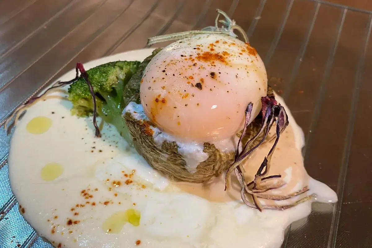 Sformatino di broccoletto, iceberg, cuore di noci, uovo poch&egrave;, fonduta di Pecorino Dop Sformatino di broccoletto, iceberg, cuore di noci, uovo poch&egrave;, fonduta di Pecorino Dop