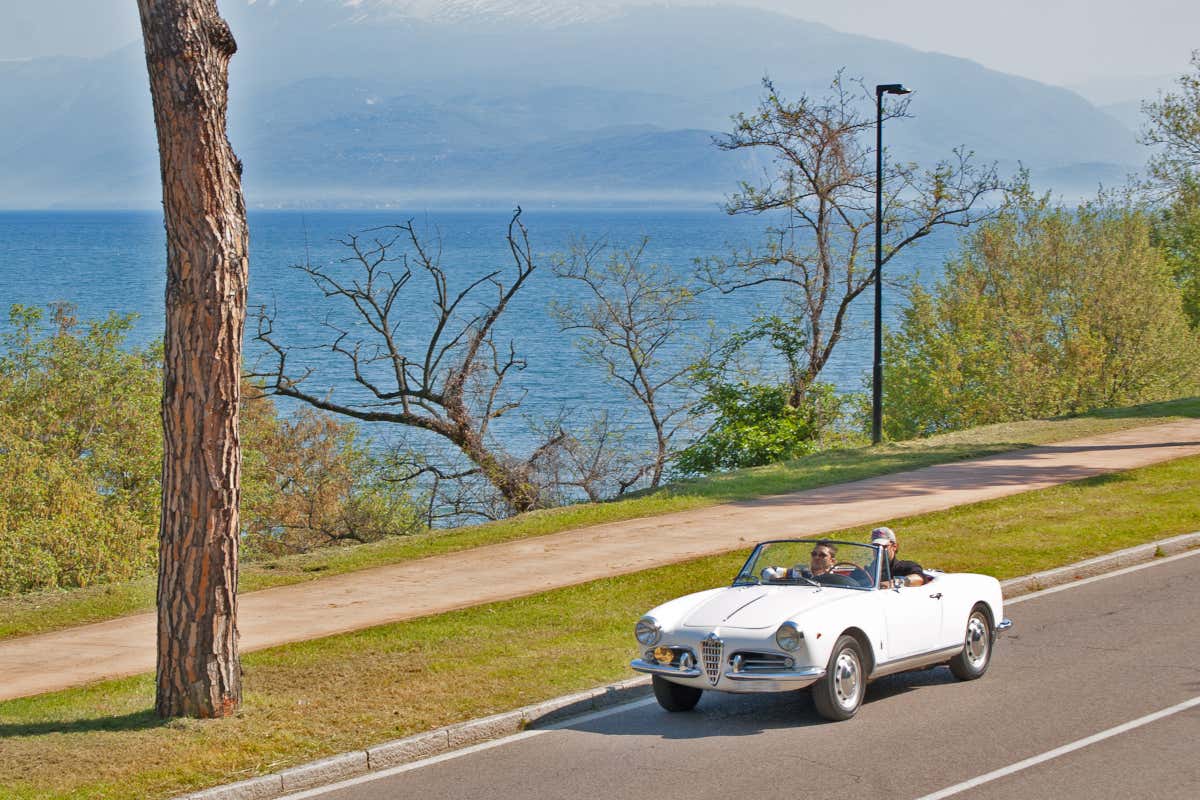 Auto d'epoca scorrazzando per la città Sciare senza code o dormire in una galleria d’arte? 7 esperienze per un viaggio indimenticabile