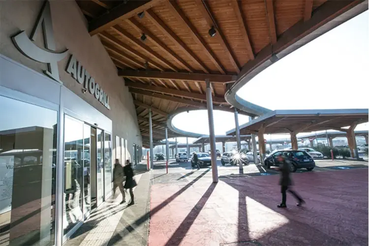 Un Autogrill, (foto dal sito di Autogrill) Autogrill si fonde con Dufry, nasce un colosso della ristorazione