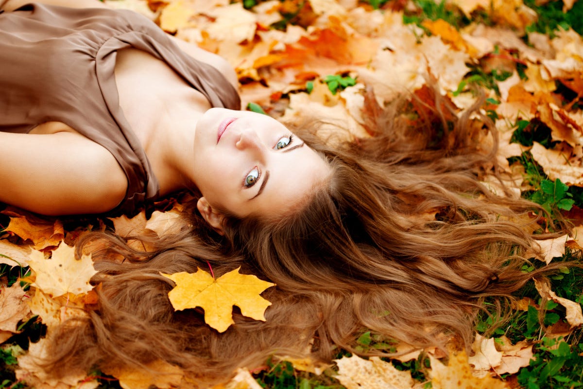 Come fronteggiare la caduta dei capelli in autunno Caduta dei capelli in autunno: cosa fare?