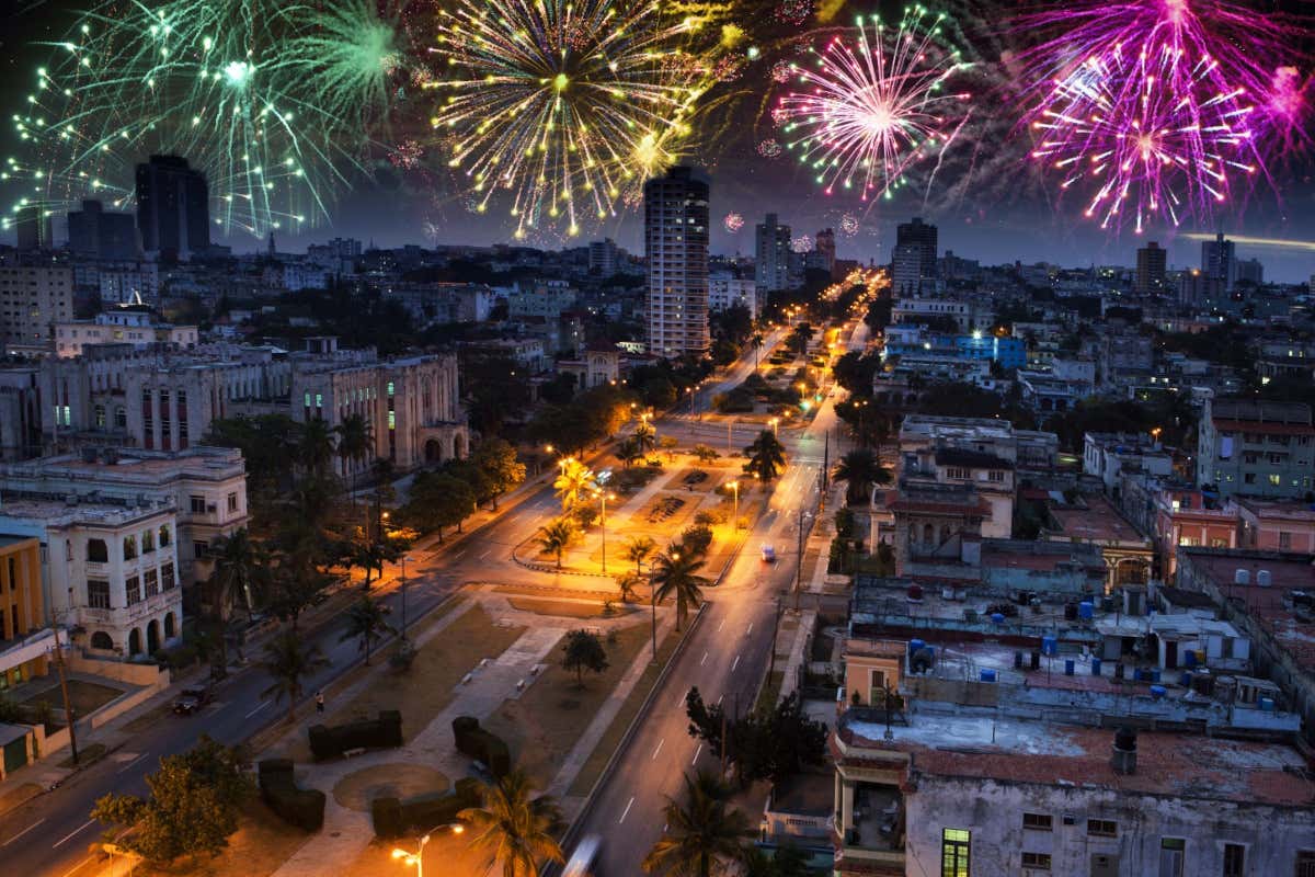 Fuochi d'artificio sull'Avana, Cuba Dove andare per le vacanze di Natale? Per ogni sogno una destinazione Fuochi d'artificio sull'Avana, Cuba Dove andare per le vacanze di Natale? Per ogni sogno una destinazione