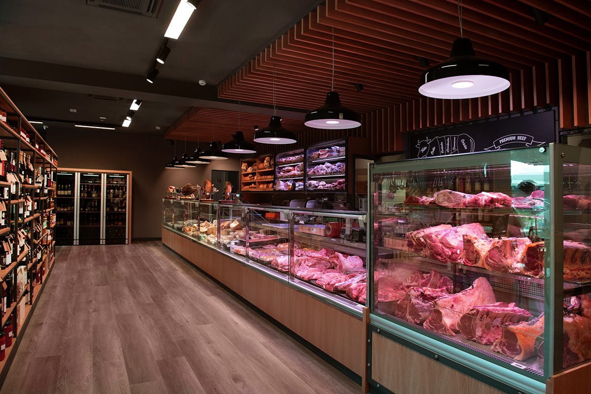 La carne nei grandi frigoriferi a vista Oltre il negozio di quartiere: a Roma Carne e Bottega