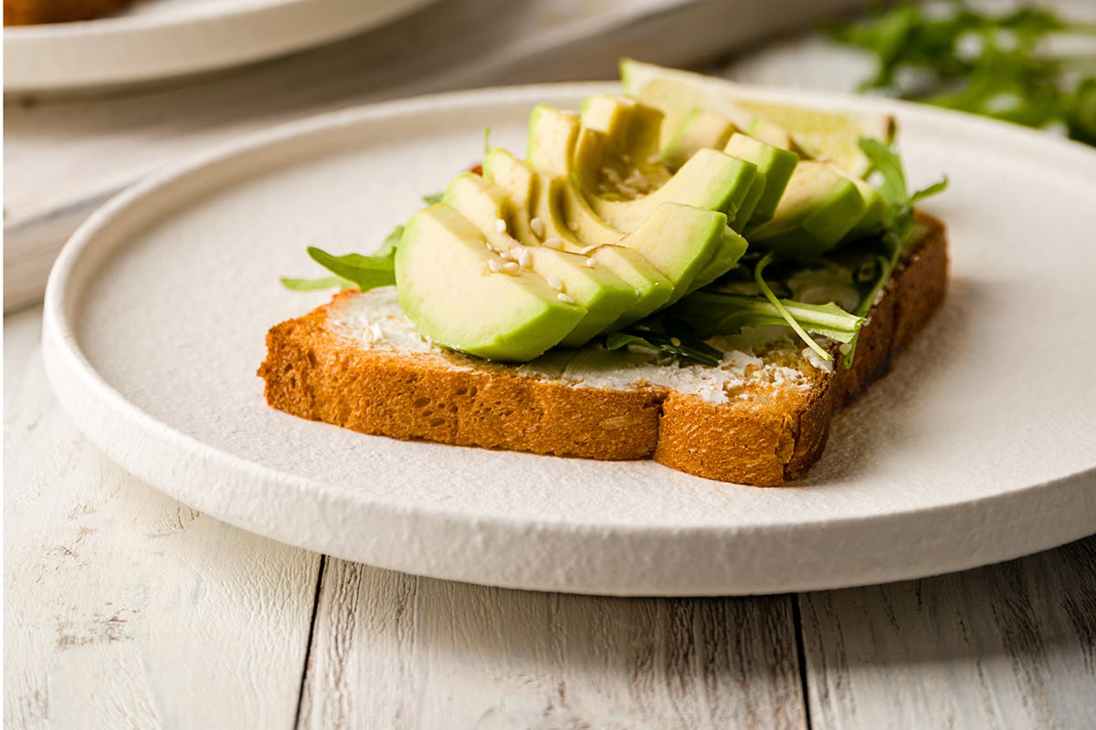 Il toast con avocado è un semplice spuntino di metà giornata buono e  nutriente Spuntino sano e nutrente? I consigli del dietista
