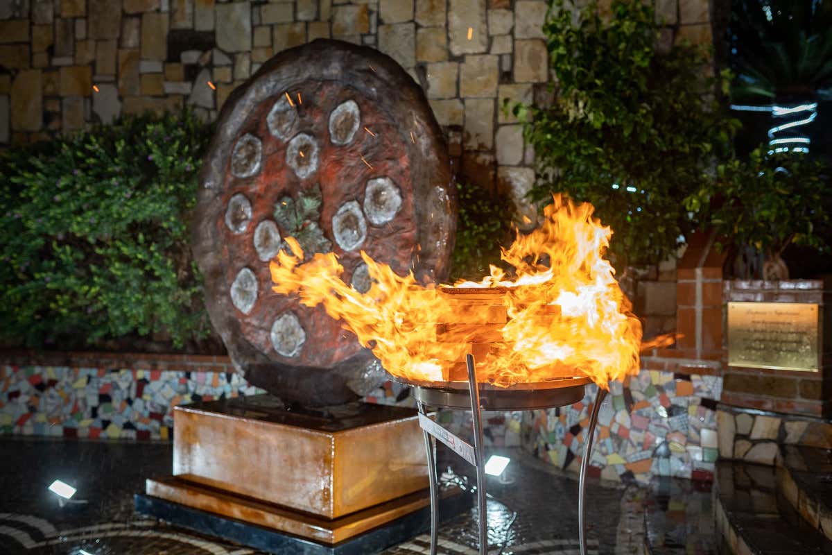 Il fuoco acceso dai pizzaioli Avpn per festa di Sant’Antuono