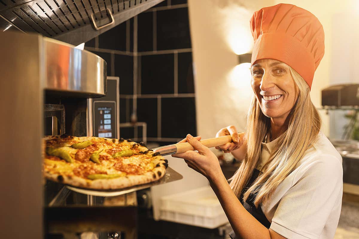 Nelle pizzerie napoletane, solo il 2% dei pizzaioli è donna