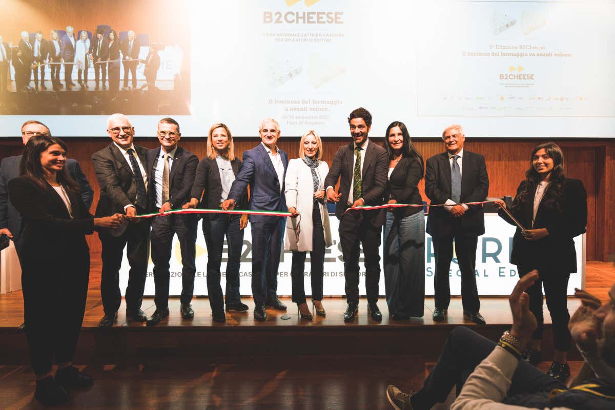 Il taglio del nastro del B2Cheese 2022 È partito il B2Cheese, due giorni interamente dedicati al formaggio Il taglio del nastro del B2Cheese 2022 È partito il B2Cheese, due giorni interamente dedicati al formaggio
