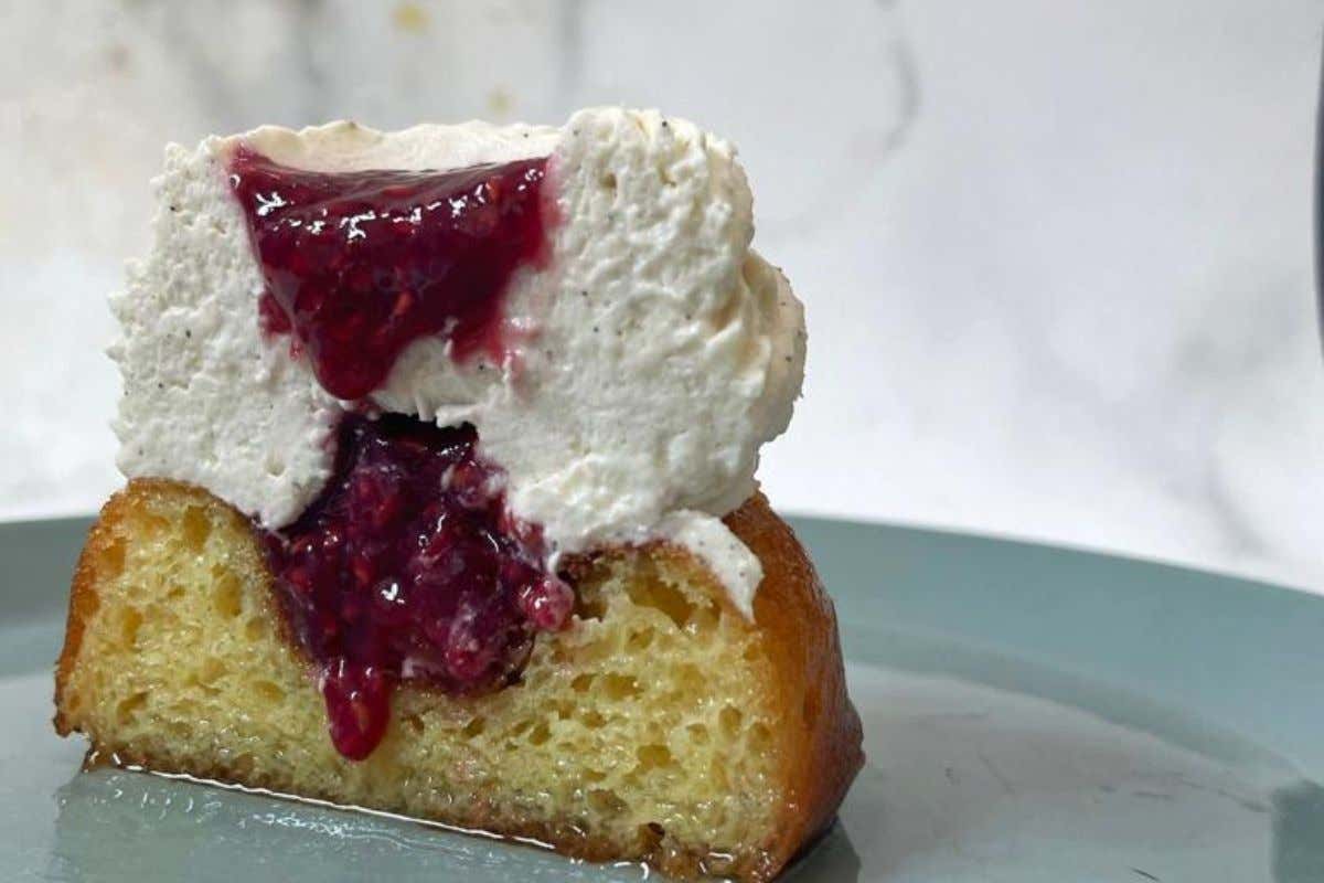 La storia del babà, il dolce napoletano che napoletano non è