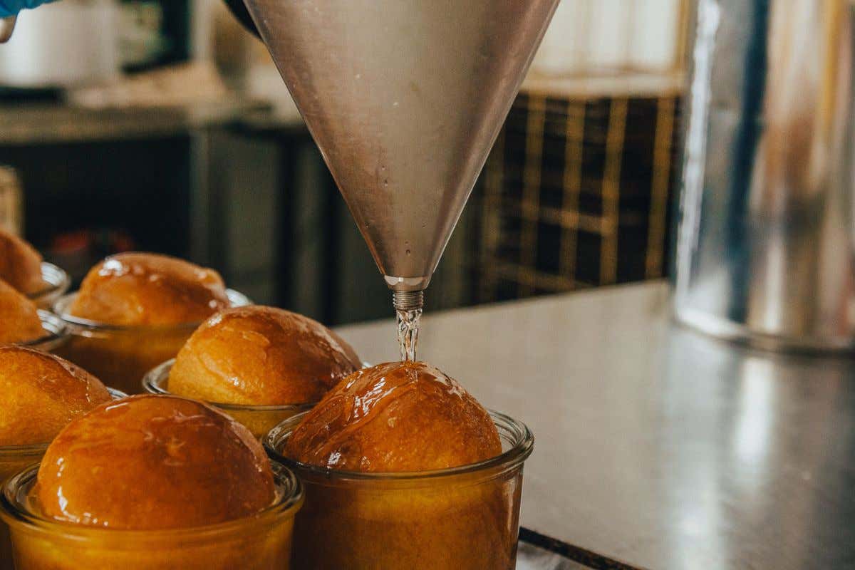 La storia del babà, il dolce napoletano che napoletano non è