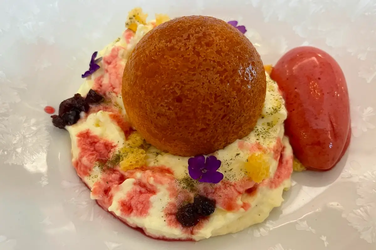 Babà al Rum, vaniglia, visciole e menta Enoteca la Torre Villa Laetitia, esperienza esclusiva nel cuore della Capitale