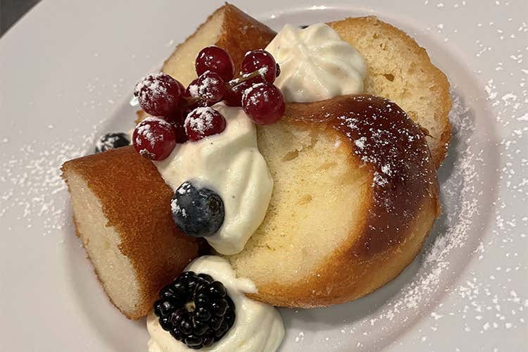 Bab&agrave; classico con civettuola, crema alla vaniglia e frutti di bosco - Morsi & Rimorsi, un modello per la ristorazione post pandemia