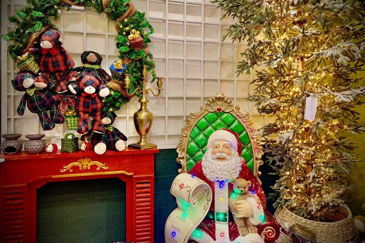 Un dettaglio dell'esposizione interna Per trovare Babbo Natale non occorre andare in Lapponia, basta un giro nella Tuscia