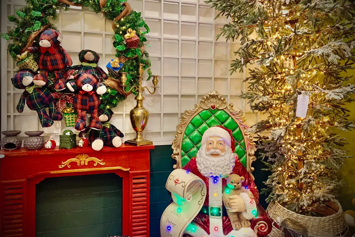 Un dettaglio dell'esposizione interna Per trovare Babbo Natale non occorre andare in Lapponia, basta un giro nella Tuscia