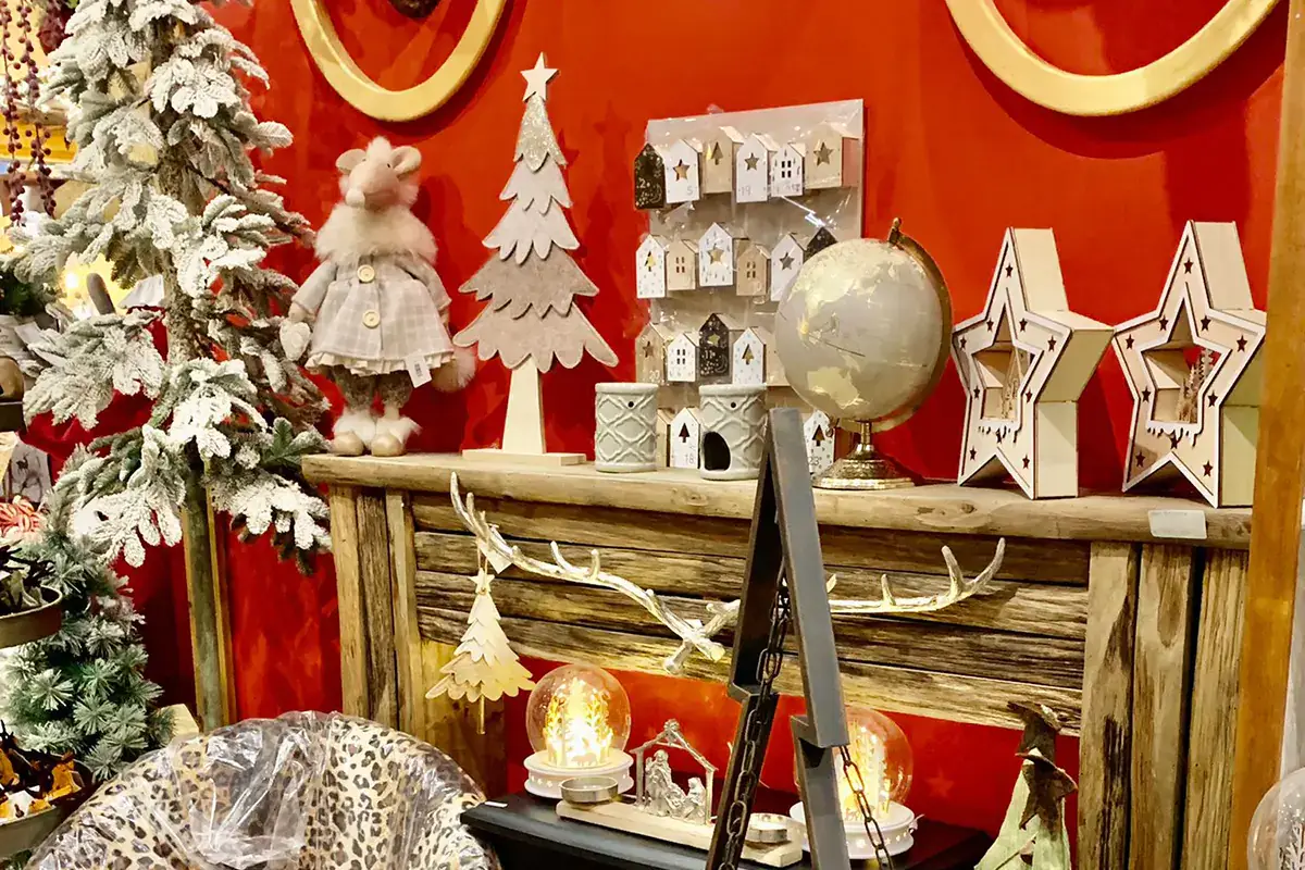 Articoli natalizi in vendita Per trovare Babbo Natale non occorre andare in Lapponia, basta un giro nella Tuscia