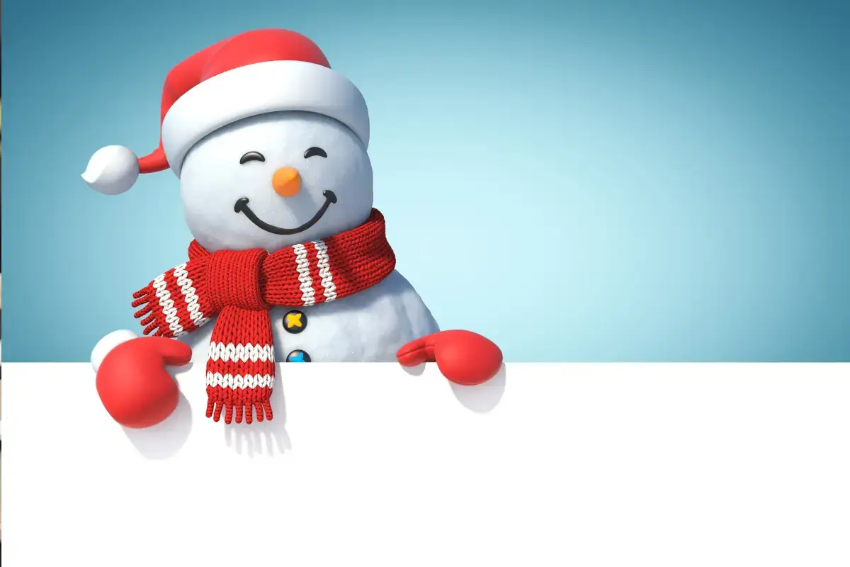 Un Babbo Natale di neve alto 6 metri saluta il 2022 in Russia