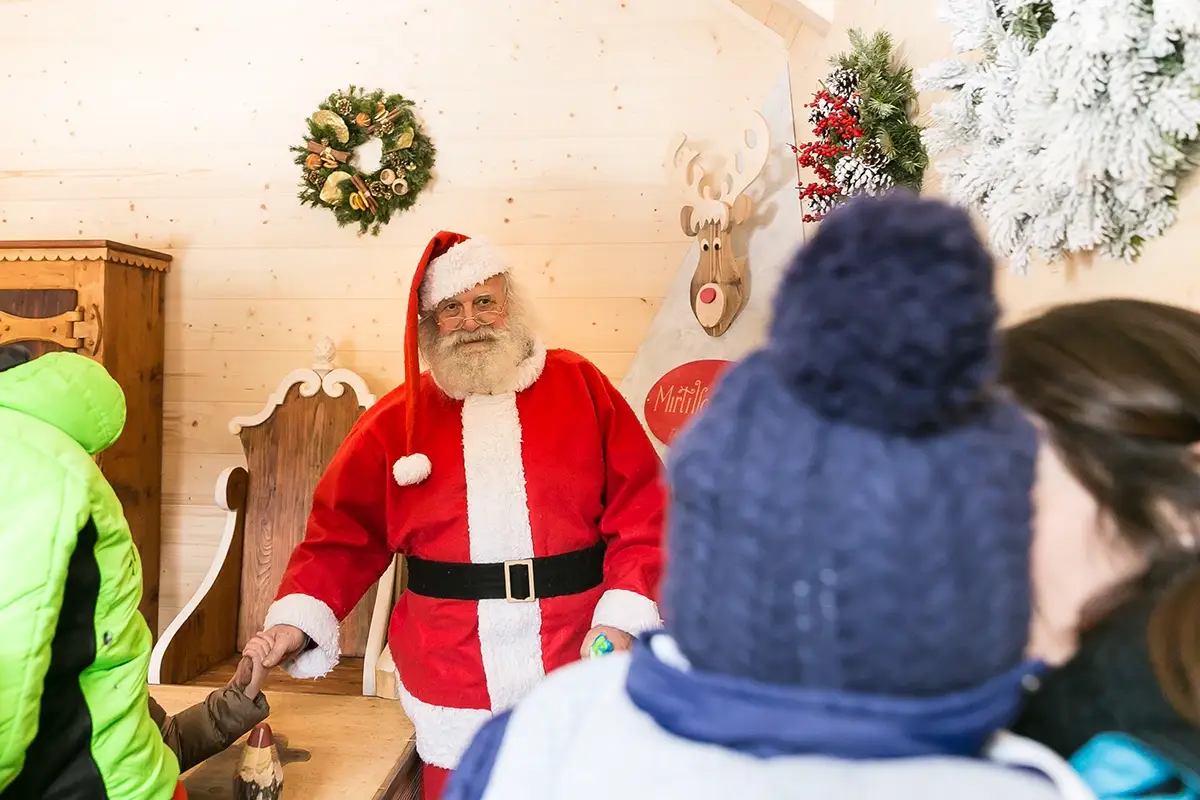 Il 24 di ogni mese Babbo Natale dorme al Mirtillo Rosso Perché aspettare il 25 dicembre? Tre alberghi in cui il Natale è tutto l'anno