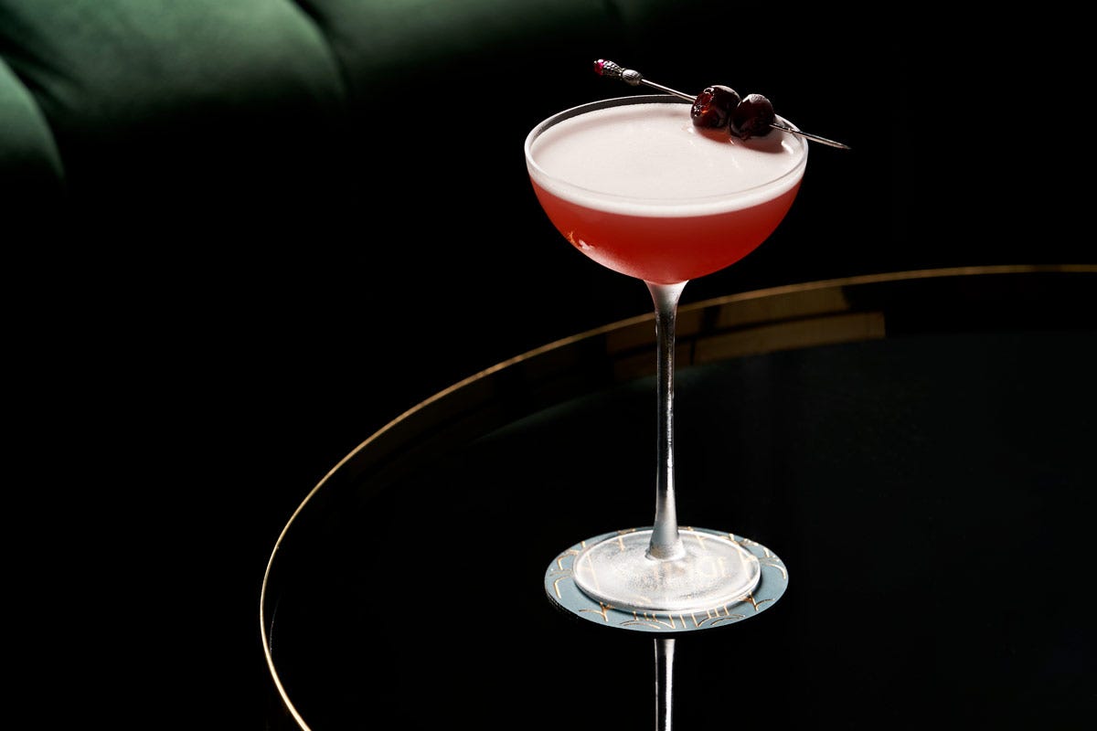 Negli anni '60 Luigi De Martinis mise a punto il cocktail Baby Darling, introducendo l'Amaro 18 Isolabella nella  ricetta Baby Darling il cocktail che viene dal passato