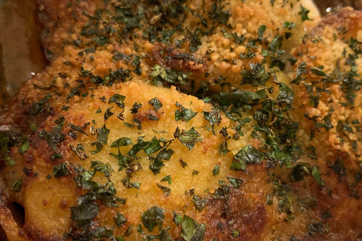 Baccalà e sgagliozze (polenta fritta) e prugne Pescaria, il fast food di mare funziona