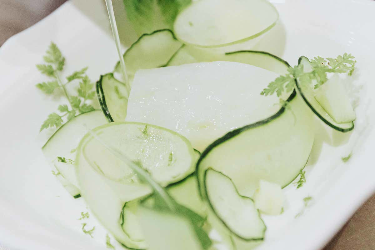 Il Baccalà, cetriolo, mela verde, mandorla La nuova cucina domestica di Graziano Cacciopoli si gusta con il cucchiaio Il Baccalà, cetriolo, mela verde, mandorla La nuova cucina domestica di Graziano Cacciopoli si gusta con il cucchiaio