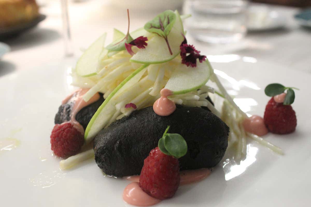 Baccalà in crosta nera, sedano rapa, mela verde e lamponi Grand Hotel Faraglioni, paradiso per i buongustai grazie a Simone Strano