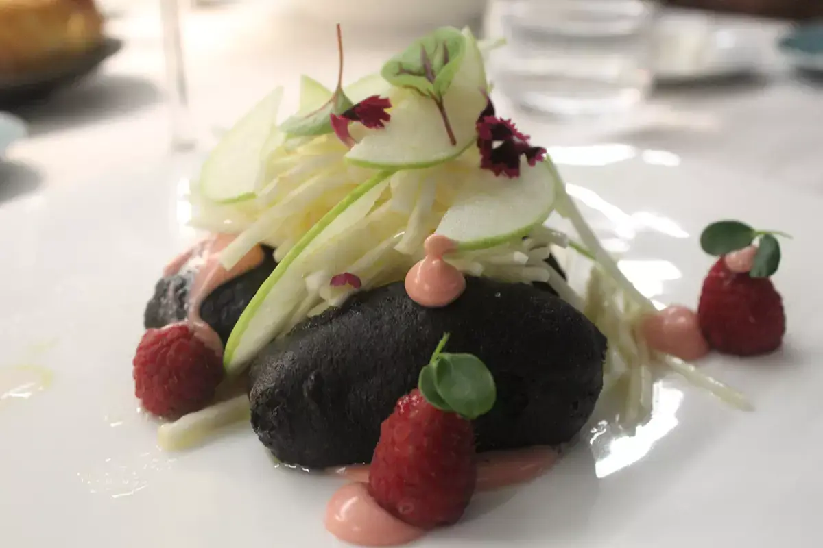 Baccalà in crosta nera, sedano rapa, mela verde e lamponi Grand Hotel Faraglioni, paradiso per i buongustai grazie a Simone Strano