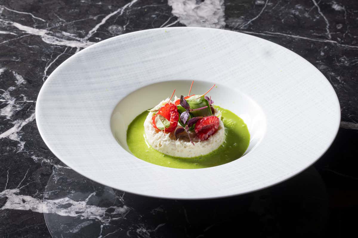 Baccalà mantecato all'olio extra vergine d'oliva con gazpacho verde Mandarin Garden un menu e un nuovo cocktail per celebrare la primavera