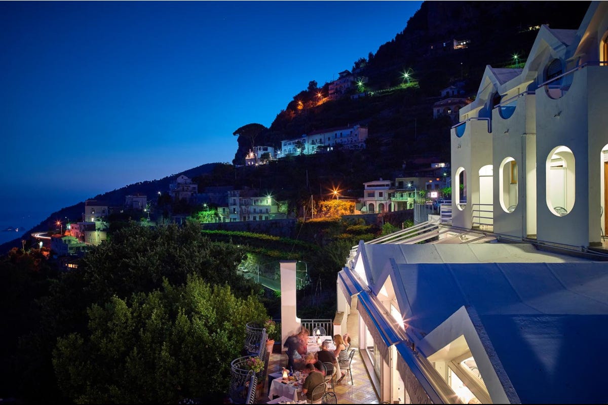 Veduta notturna del Baccofurore Baccofurore Hotel Hostaria, storia e trionfo di sapori mediterranei