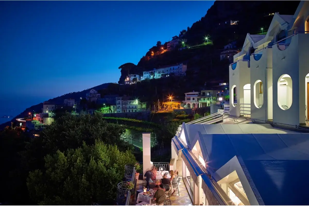Veduta notturna del Baccofurore Baccofurore Hotel Hostaria, storia e trionfo di sapori mediterranei
