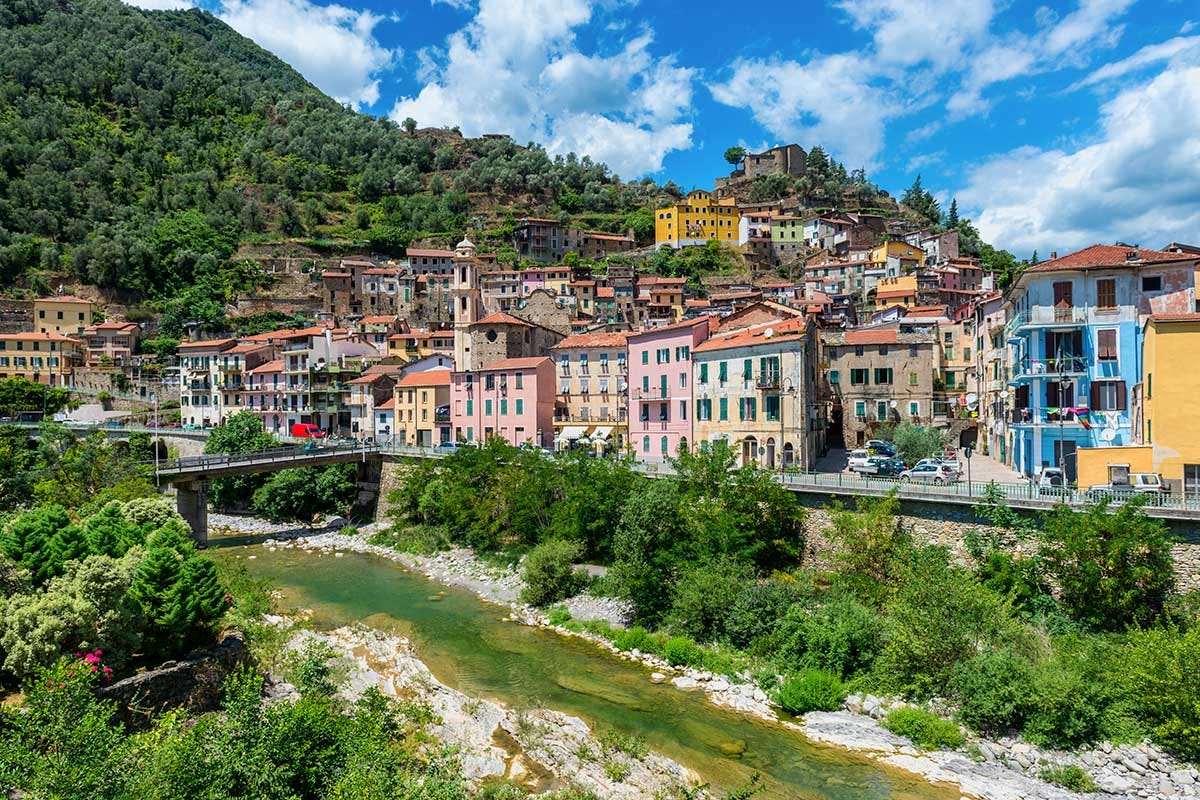Il villaggio di Badalucco Il Piemonte è il regno delle Bandiere Arancioni, le 262 mete selezionate dal Touring Club