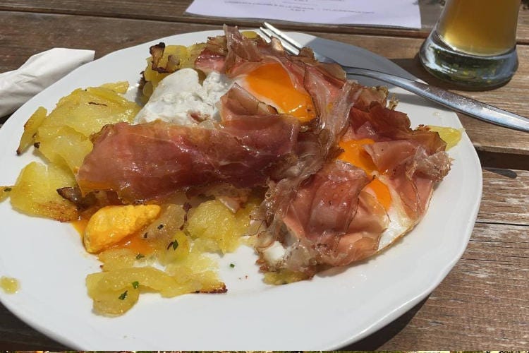 patate, uova e speck: il piatto tipico nei rifugi [Smart working con vista] DolomitiNon solo sport, wellness e tavola