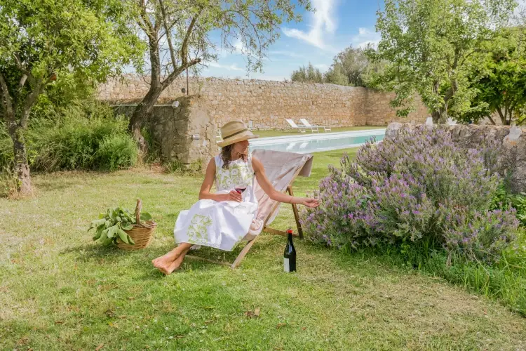 La lavanda come elisir di infusi e tisane al Baglio Occhipinti In viaggio in Italia dove sboccia la magia della lavanda