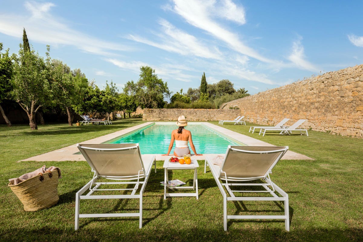 La piscina del Baglio Occhipinti Un tuffo nella natura: dieci piscine outdoor con vista panoramica in tutta Italia