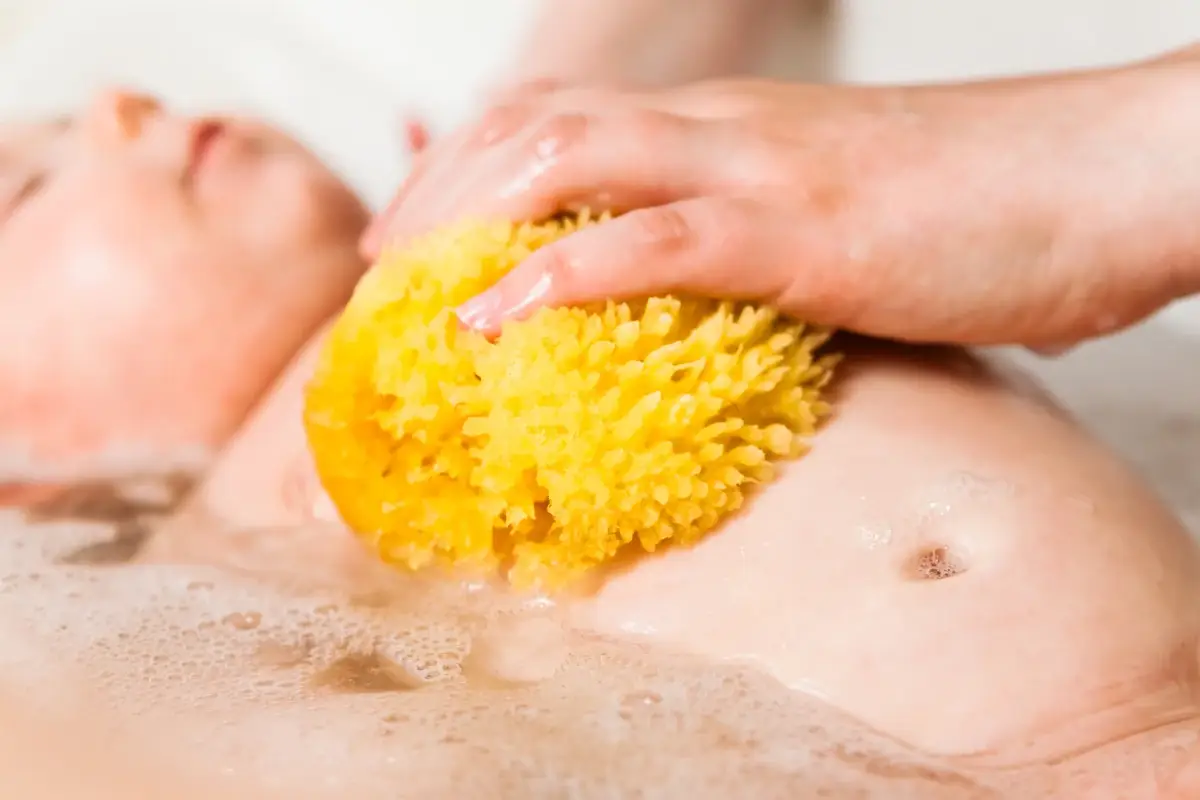 No al bagno freddo in caso di febbre Il bagnetto freddo per abbassare la febbre nel bambino? Il no dei pediatri