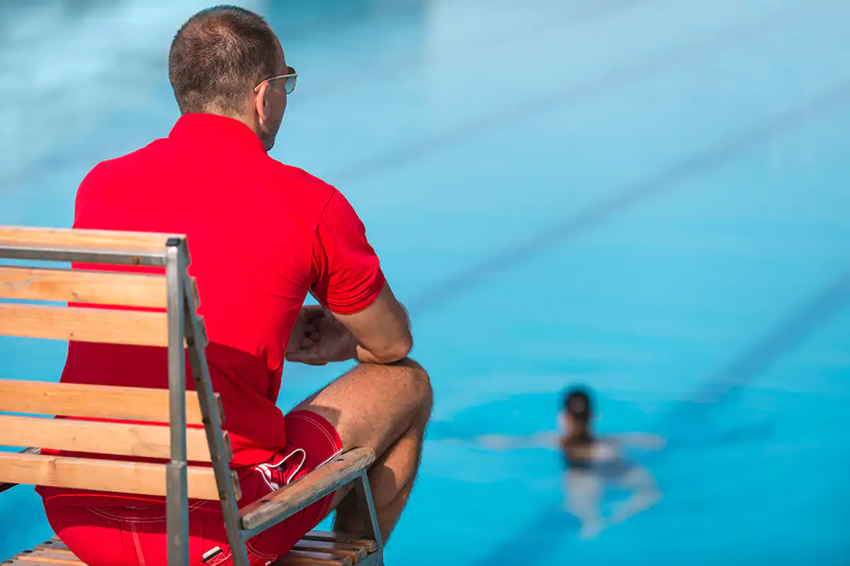 Sulle spiagge non si trovano i bagnini L'accoglienza non trova personale a causa di stipendi bassi e sussidi