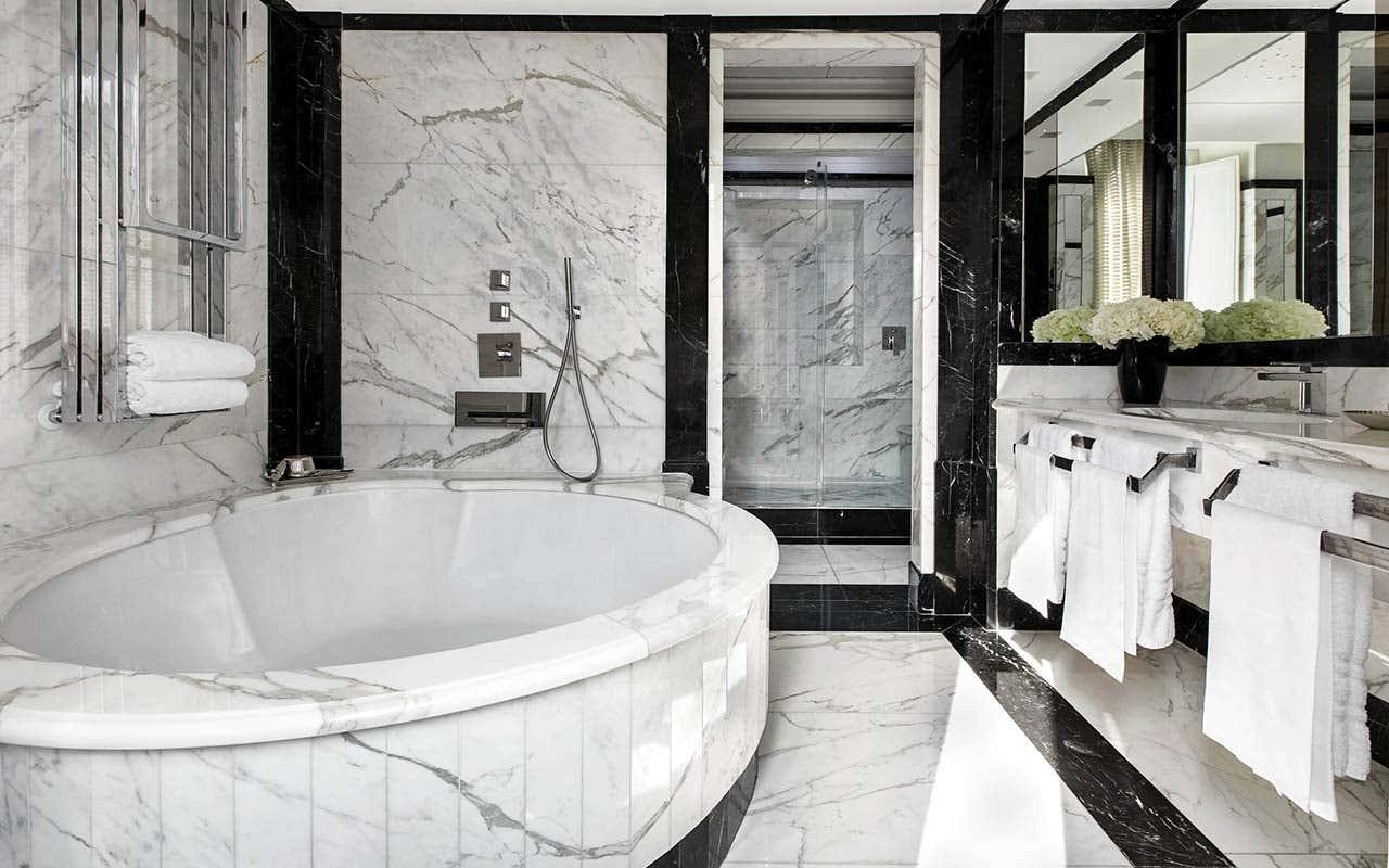 Uno degli eleganti bagni Hotel d'Inghiterra: eleganza e suggestioni di una dimora d'altri tempi