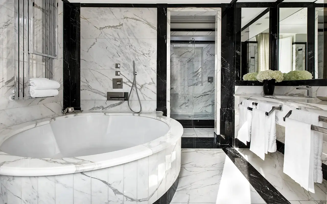 Uno degli eleganti bagni Hotel d'Inghiterra: eleganza e suggestioni di una dimora d'altri tempi