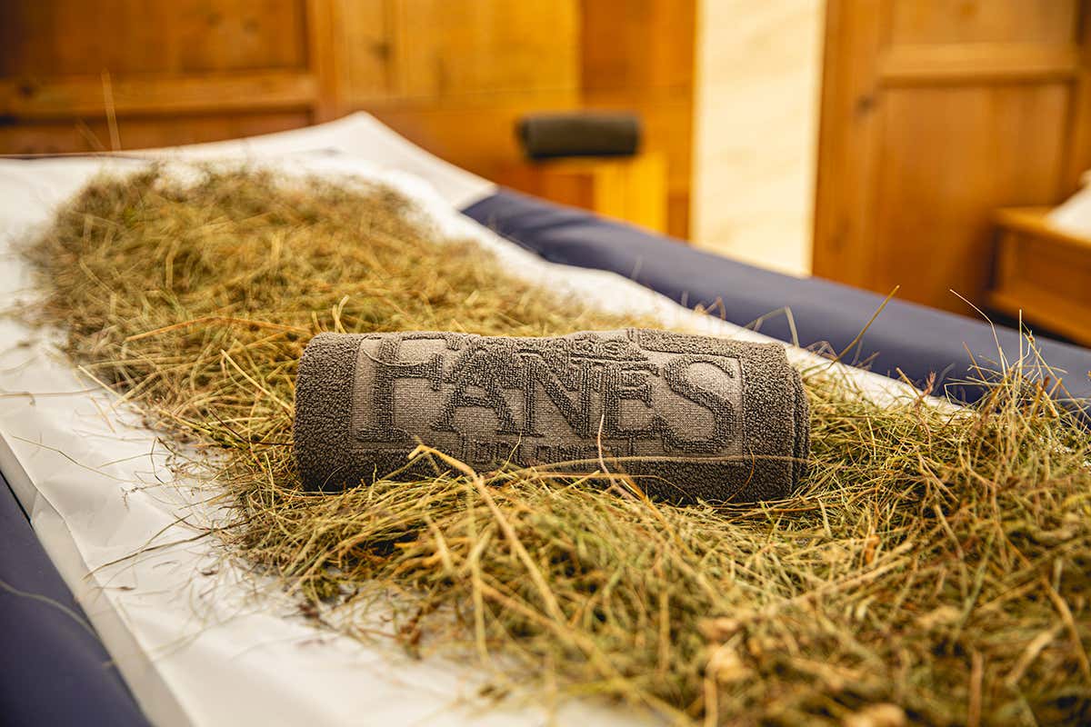 Il bagno di fieno con erbe raccolte a 1800 metri Vacanza da chalet al Dolomiti Wellness Hotel Fanes