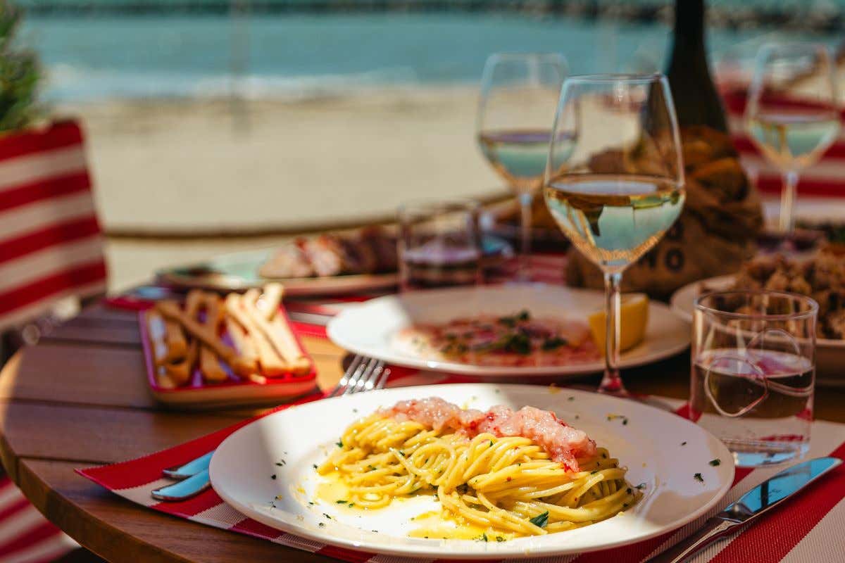 Un tuffo negli anni '60: apre il Bagno Saint Tropez con ristorante a Fregene
