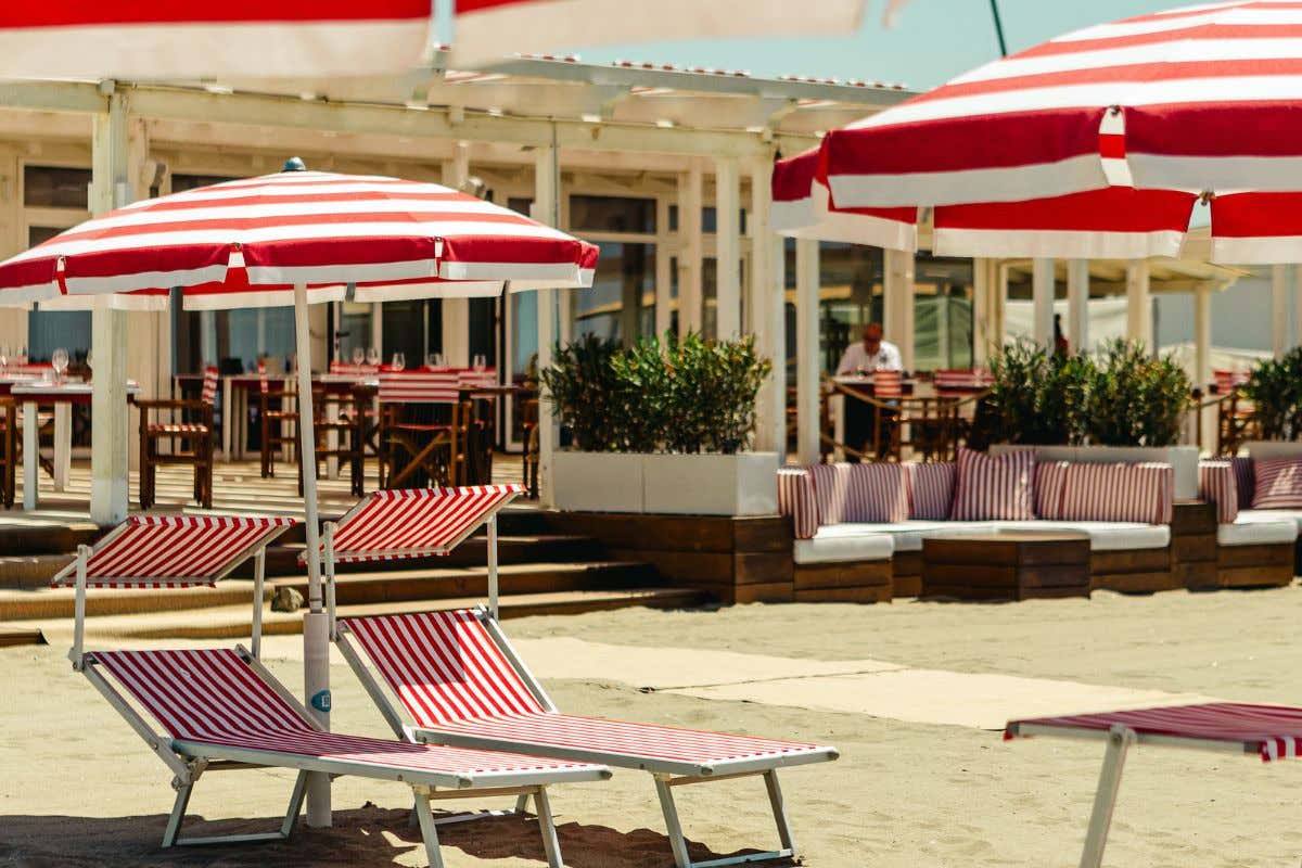 Un tuffo negli anni '60: apre il Bagno Saint Tropez con ristorante a Fregene
