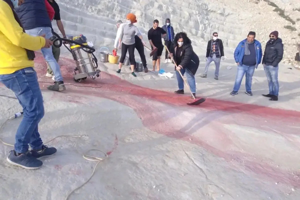 Scala dei turchi imbrattata, individuati e i vandali