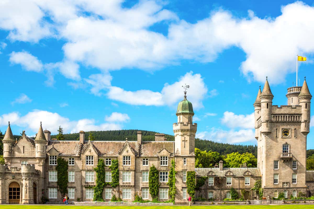 Viaggio nei luoghi di sua maestà: i percorsi reali nel Regno Unito Viaggio nei luoghi di sua maestà: i percorsi reali nel Regno Unito