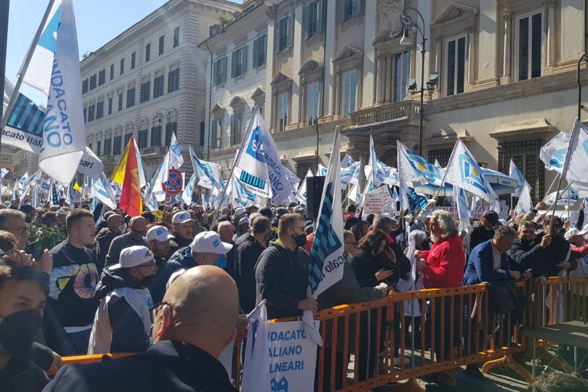 I balneari in manifestazione a Roma contro la riforma sulle concessioni I balneari sulle concessioni: “Rimborsateci o 30mila aziende chiuderanno”