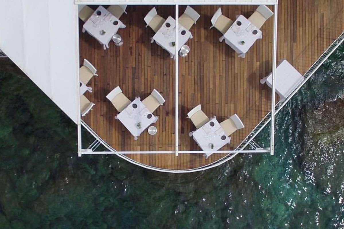 Veduta aerea della terrazza del Ristorante Balzi Rossi Ai Balzi Rossi tecnica e gusto vanno a braccetto nel piatto