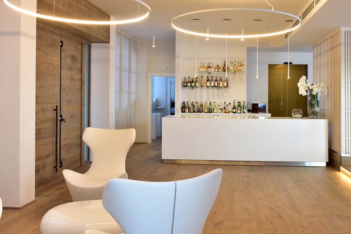 Dettagli della sala La nuova rotta del ristorate Balzi Rossi di Ventimiglia: al timone Enrico Marmo