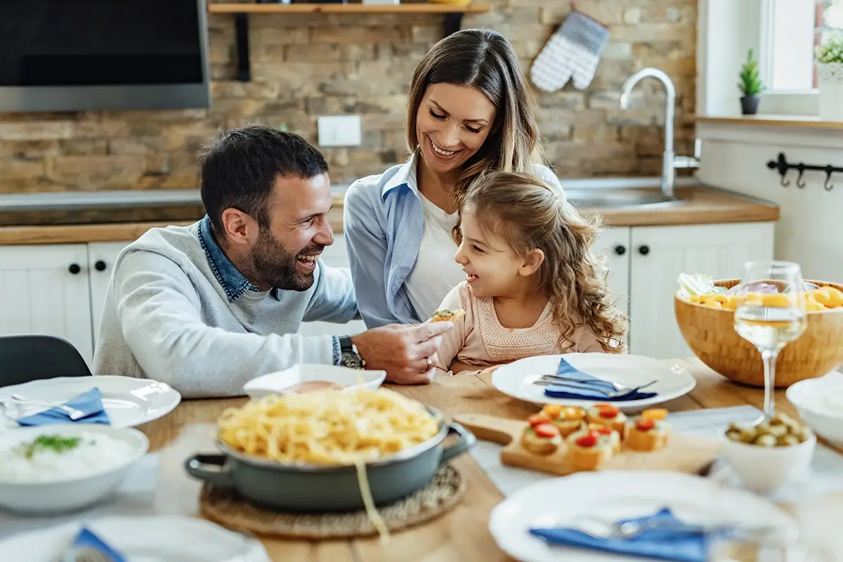 Vademecum per fare un pasto sereno con i bambini Bambini e cibo? Ecco i consigli per godersi il pasto