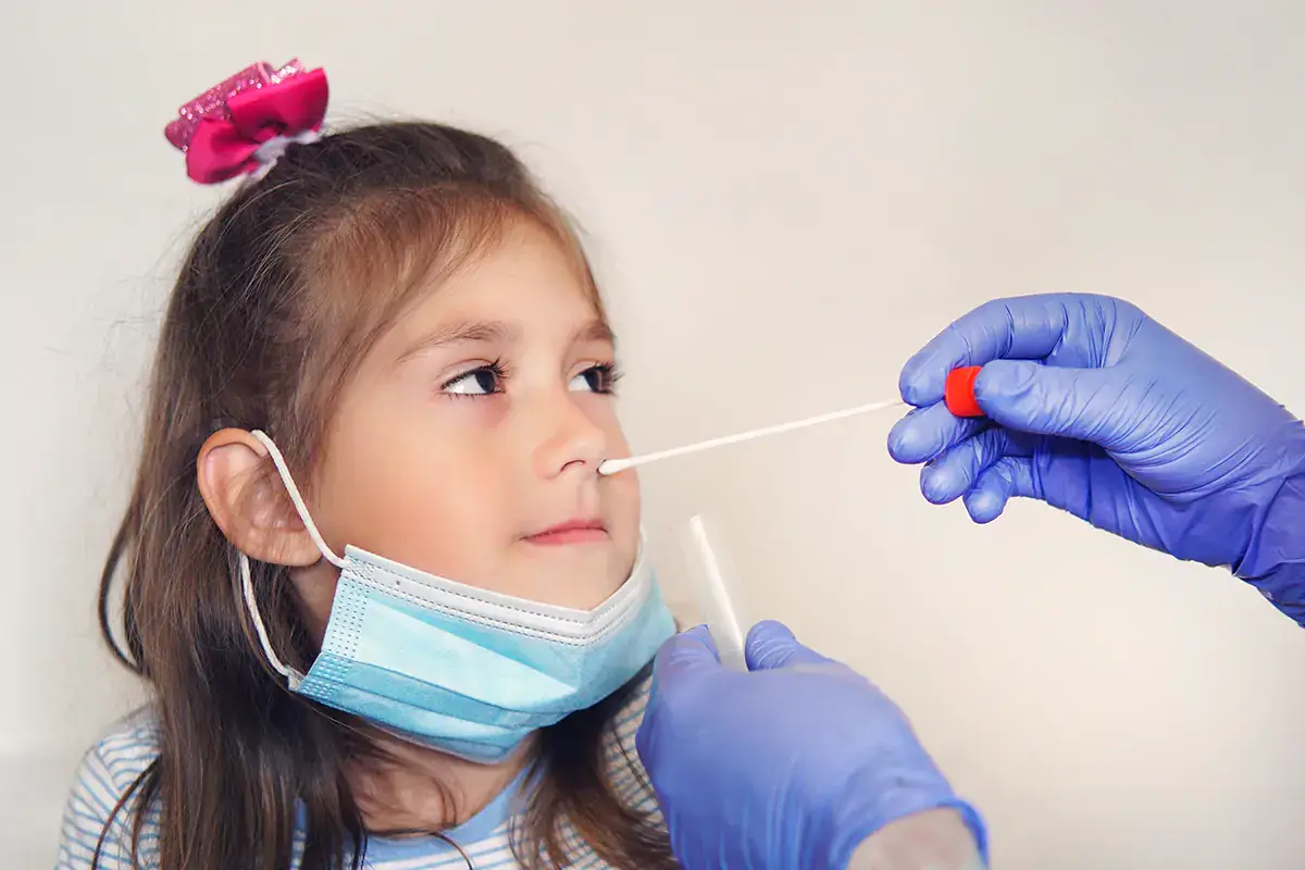 Secondo i dati Fiaso, in una settimana i bambini ricoverati per Covid nei 21 ospedali della rete sono cresciuti del +96% Crescono i contagi fra i bambini, la met&agrave; ha almeno un genitore no-vax