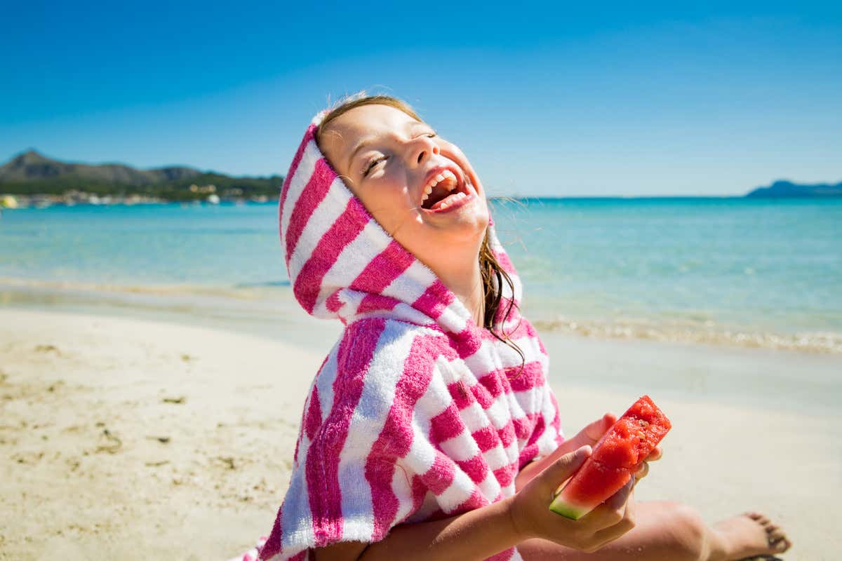 Bambini in spiaggia: ecco cosa devono mangiare e bere