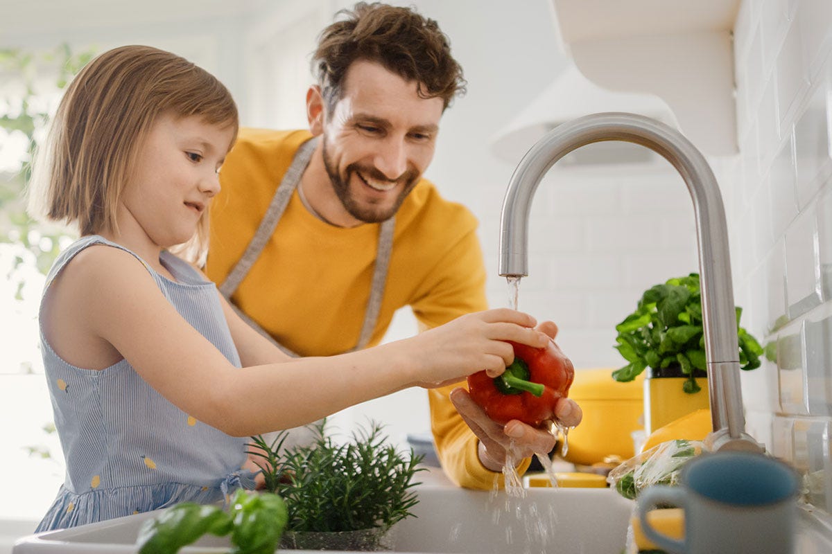 Bambini selettivi? Cucinare insieme li fa mangiare più frutta e verdura