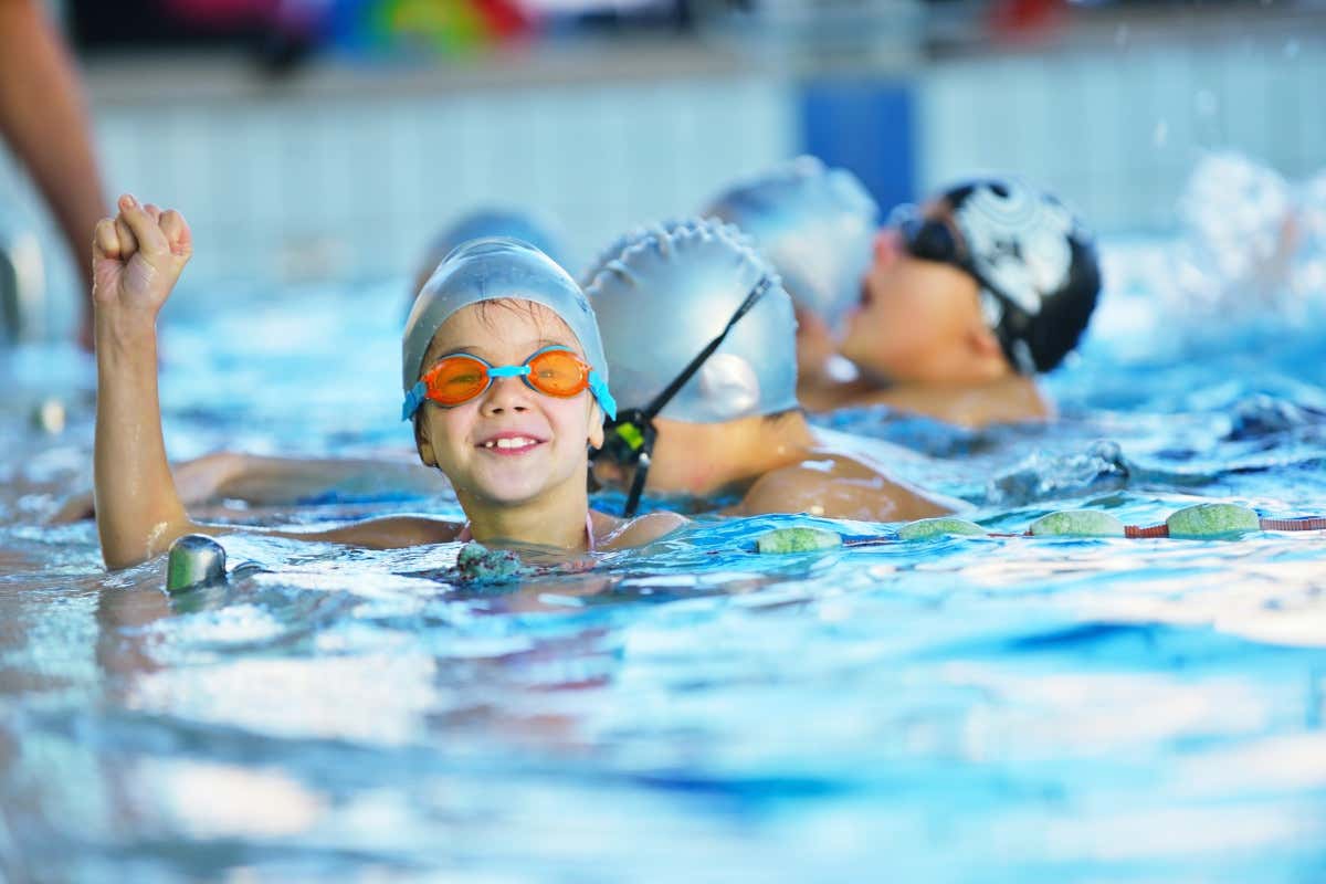 Il nuoto è uno sport senza controindicazioni. Ed ecco perché è utile per i bambini