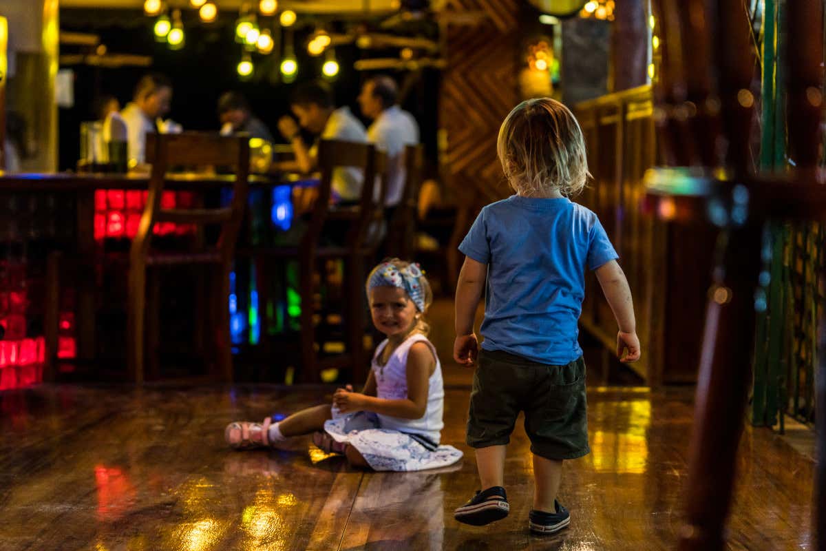 Un ristorante stellato obbliga i bambini a restare seduti a tavola: scoppia la polemica