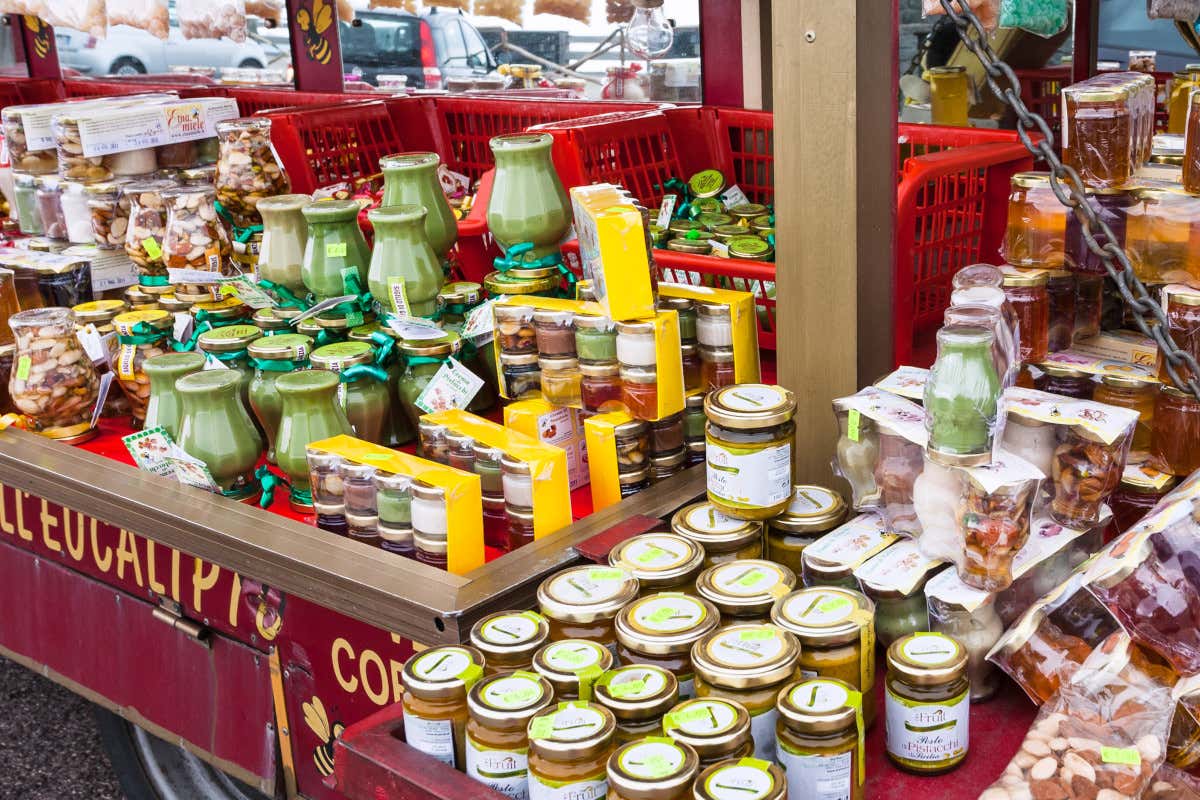 Banchetto di miele e altre specialità a Zafferana Etnea  Dal pistacchio al miele dalle fragole alle mele: tutto il gusto dell’Etna